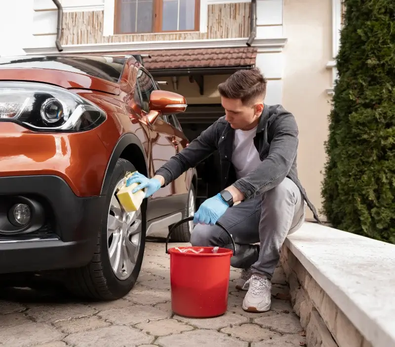 Lavage auto à domicile Congrier : professionnel intervenant sur un véhicule